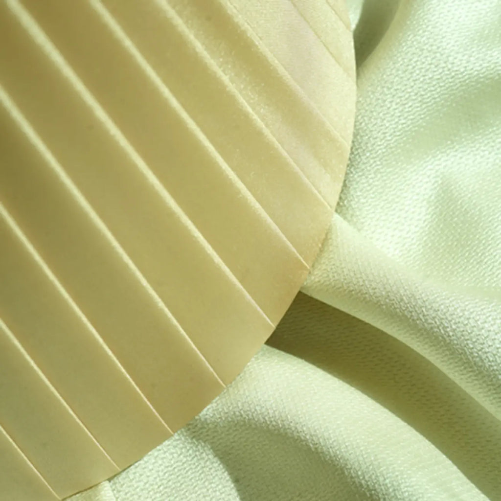 Modern Elegant Wooden Base Fabric Table Lamp for Bedside