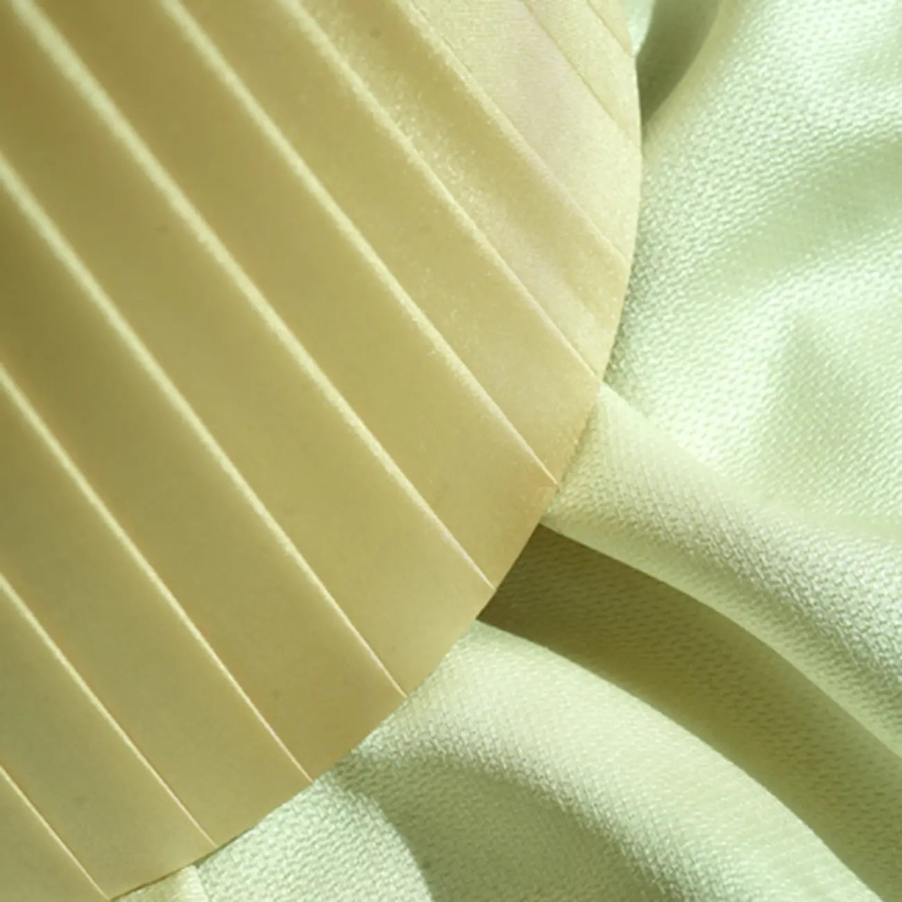 Modern Elegant Wooden Base Fabric Table Lamp for Bedside