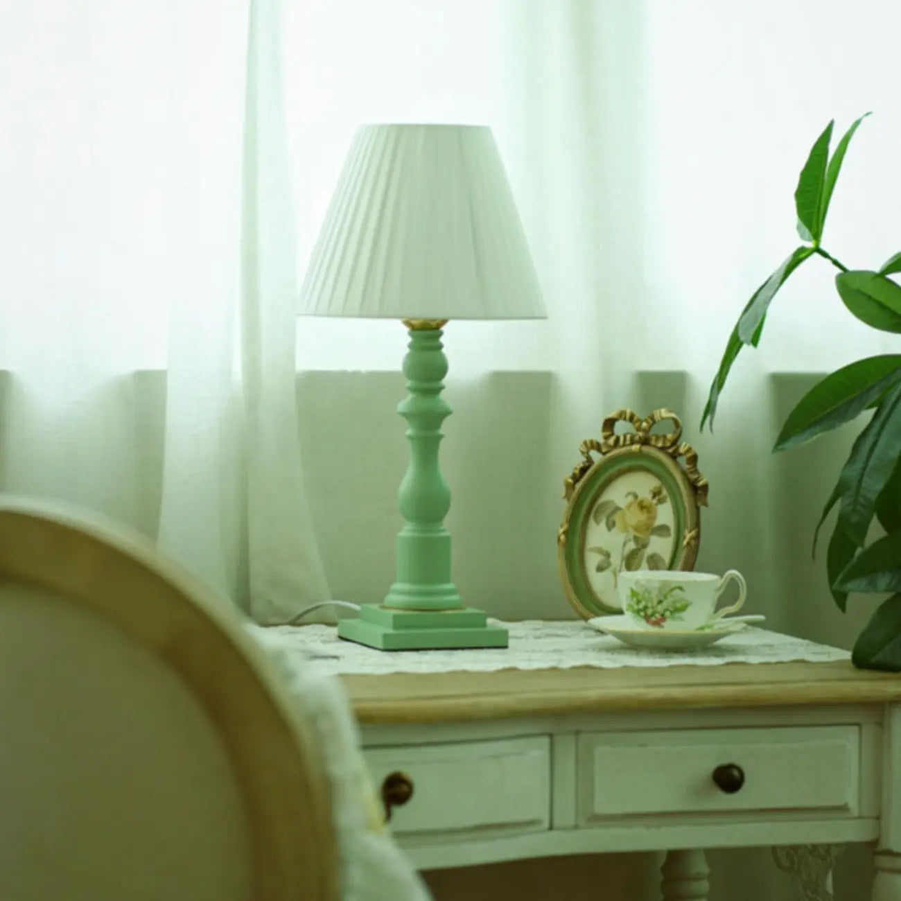 Modern Elegant Wooden Base Fabric Table Lamp for Bedside