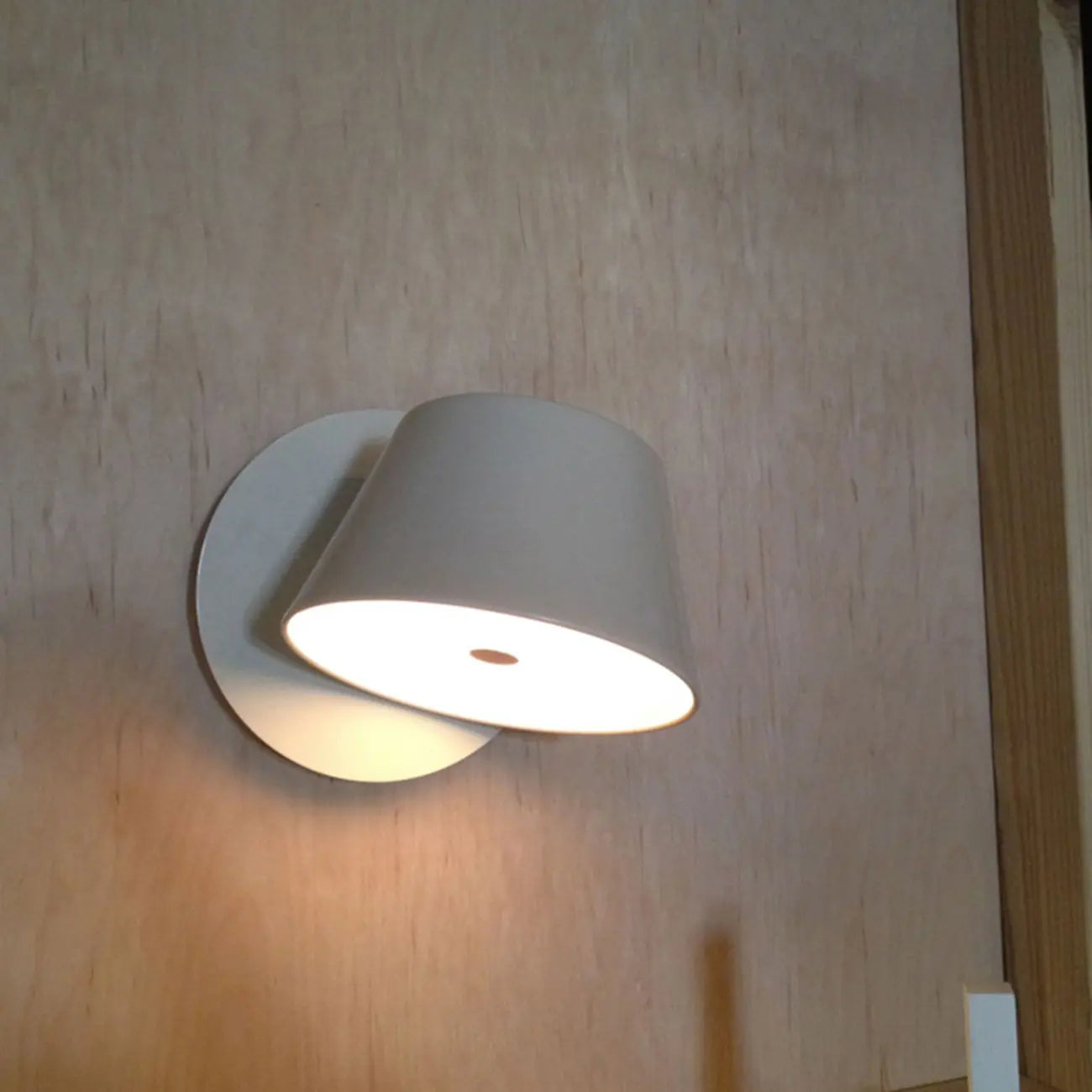 Contemporary Art Decor Metal Rotatable Wall Sconce